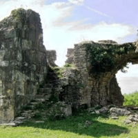 Остатки монастырских стен...