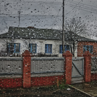 За окном дождь.