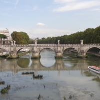 Река в Риме.