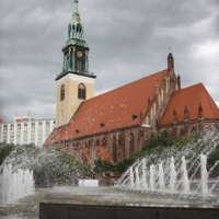 фонтан перед церковью