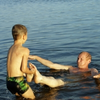 Тяжело вытащить деда из воды...
