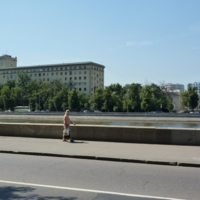 На набережной Москвы-реки
