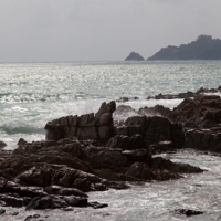 Волны и прибрежные камни