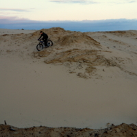 По песчаным северным барханам...