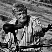 Портрет мужчины с велосипедом