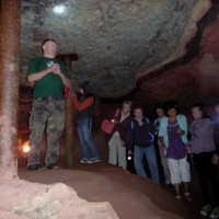 Туристы в пещере