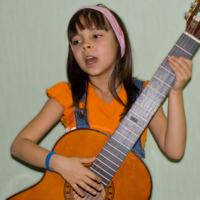 Юная гитаристка