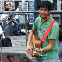Рок-музыкант на улицах Берлина 