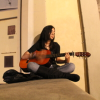 Девушка с гитарой.