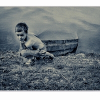 Мальчик и лодка...