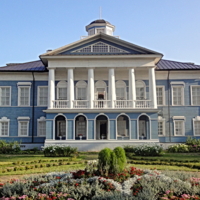 Голубой дом, белые колонны