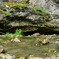 В Щель прячется горная речка