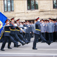 Смирно, равнение на знамя.