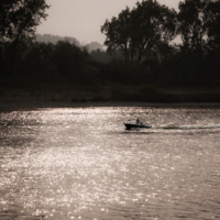 По серебрянной воде.