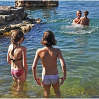 Стоят девчонки