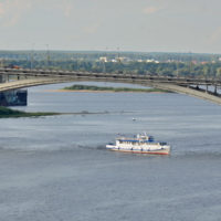 Под арочным пролетом 