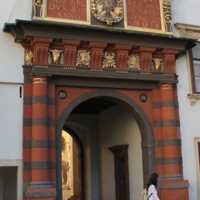 Арка с гербом