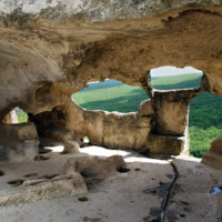 Развалины пещерного храма
