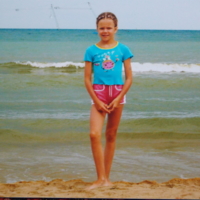 девочка на берегу
