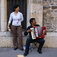 тот кто с песней по жизни шагает