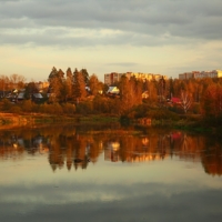 Город у реки.