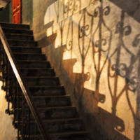 Тёмный старенький подъезд