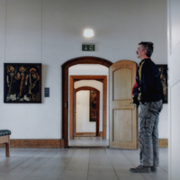 - Нет буфета здесь, наверное...