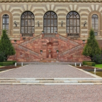 У королевского дворца.