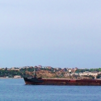 Большое судно и маленькое.