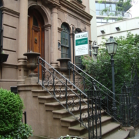 На Манхэттене.