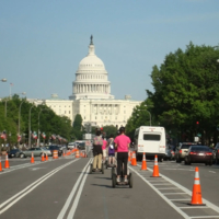 К Капитолию.