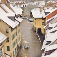 На заснеженной крыше.