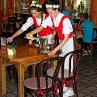 Официантки.