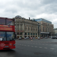 С ним веселее на улице города...