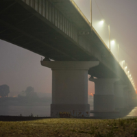 в тумане под мостом