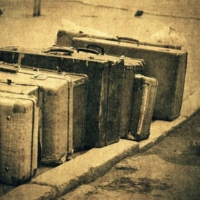 Десять старых чемоданов