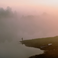 Одинокий рыбак в тумане