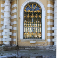 Окно с решеткой и отражением.