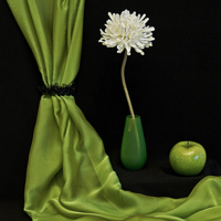  белый цветок и зелёное яблоко