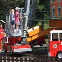 Пожарные и наблюдатель.