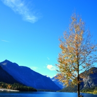 Осень у горного озера