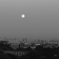 Круг луны над городом