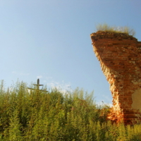 На развалинах старой церкви