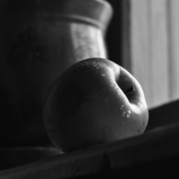 Яблоко на окне