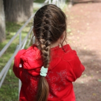 Девочка с косичкой.