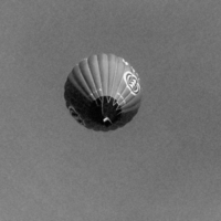 Одинокий воздушный шар в воздухе