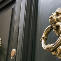 У дверей есть ручки...