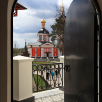 В приоткрытую дверь.