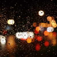 капельки дождя на окне 