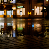 Ночью в городе дождь рисует лужи